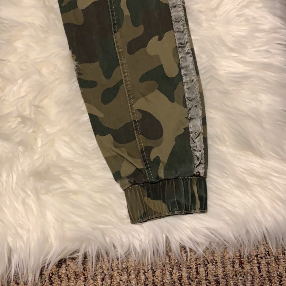 5 for $25🎈 Hollister camo ultra high rise camo pants - Picture 2 of 7